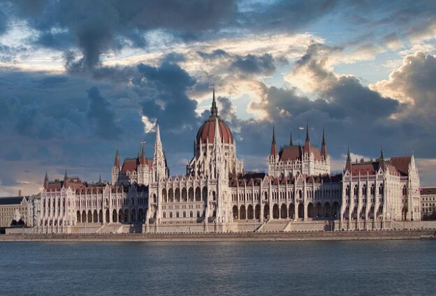 hungarian-parliament-building-6995487_640