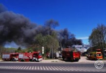 Debreceni tűz: kigyulladt egy MÉH-telep, több épület összeomlott