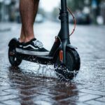 Hintában vitte másfél éves gyermekét az elektromos rolleren – a rendőrök is megdöbbentek