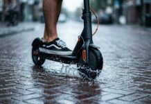 Hintában vitte másfél éves gyermekét az elektromos rolleren – a rendőrök is megdöbbentek