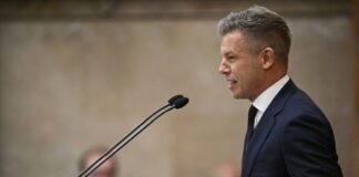 Egyhangú döntés a parlamentben: felfüggesztették Magyar Péter mentelmi jogát