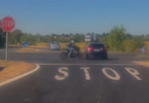 Motoros repült át egy személyautó felett Veszprém megyében – VIDEÓ